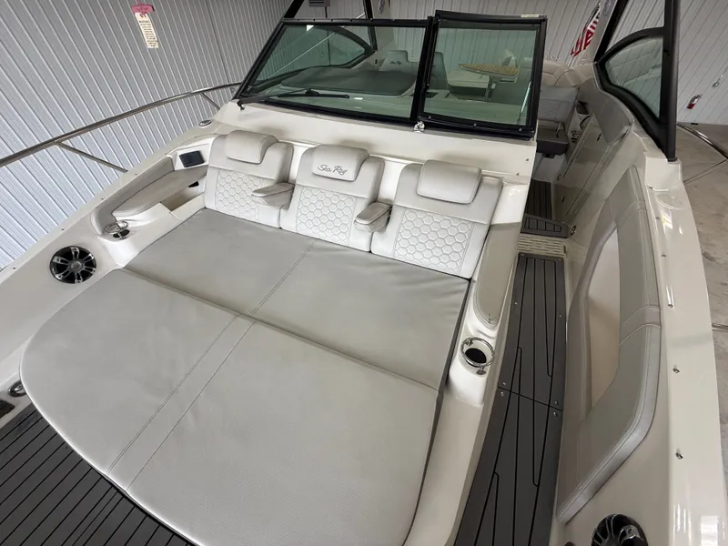 Slide: The Image of Sea Ray Sundancer 320 2021 - 16