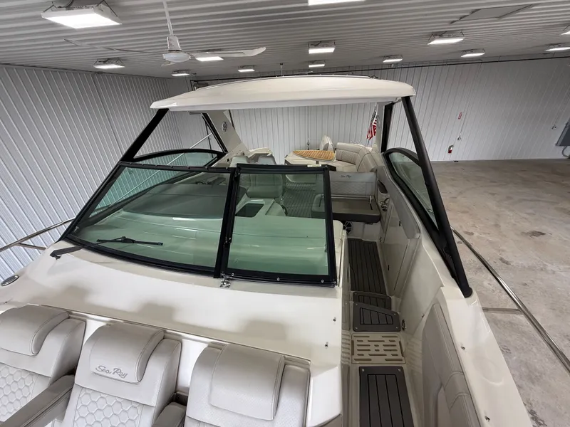 Slide: The Image of Sea Ray Sundancer 320 2021 - 17