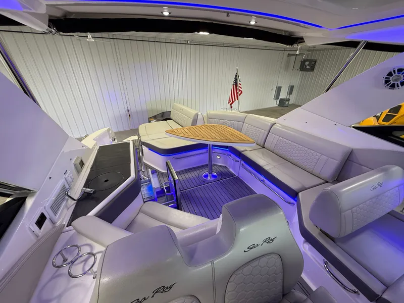 Slide: The Image of Sea Ray Sundancer 320 2021 - 18