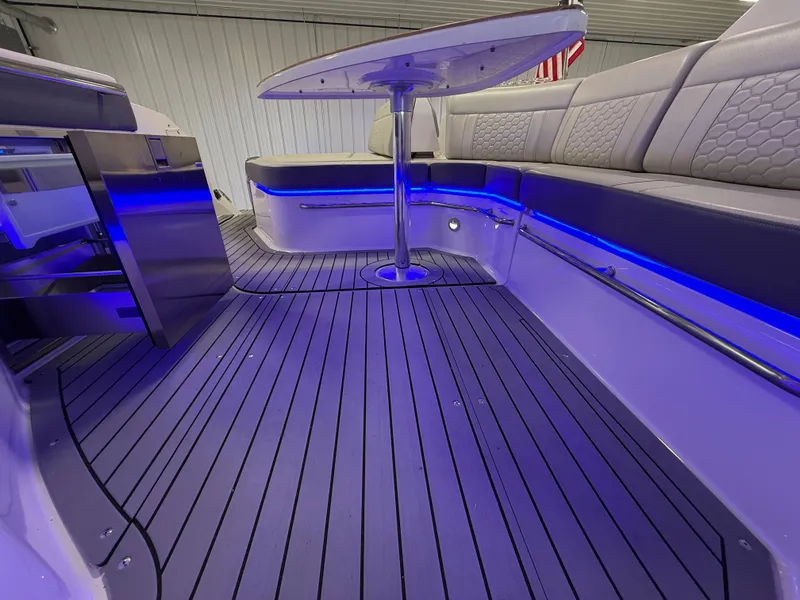 Slide: The Image of Sea Ray Sundancer 320 2021 - 19