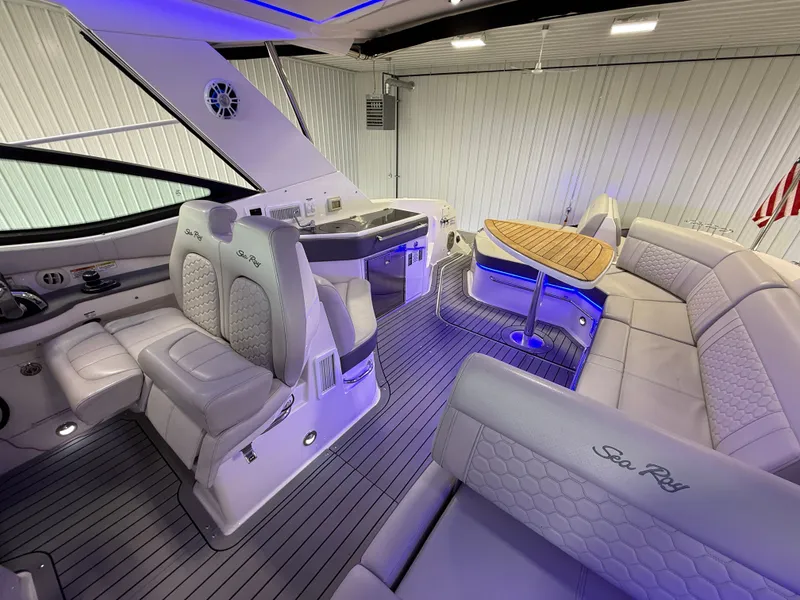 Slide: The Image of Sea Ray Sundancer 320 2021 - 21