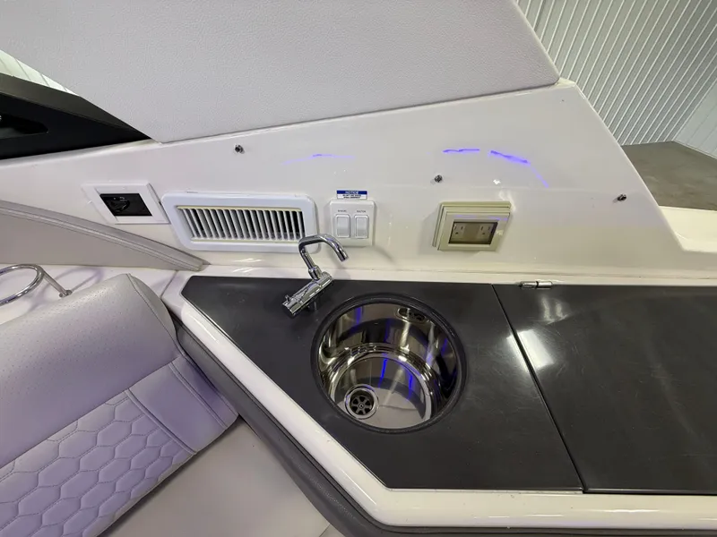 Slide: The Image of Sea Ray Sundancer 320 2021 - 22