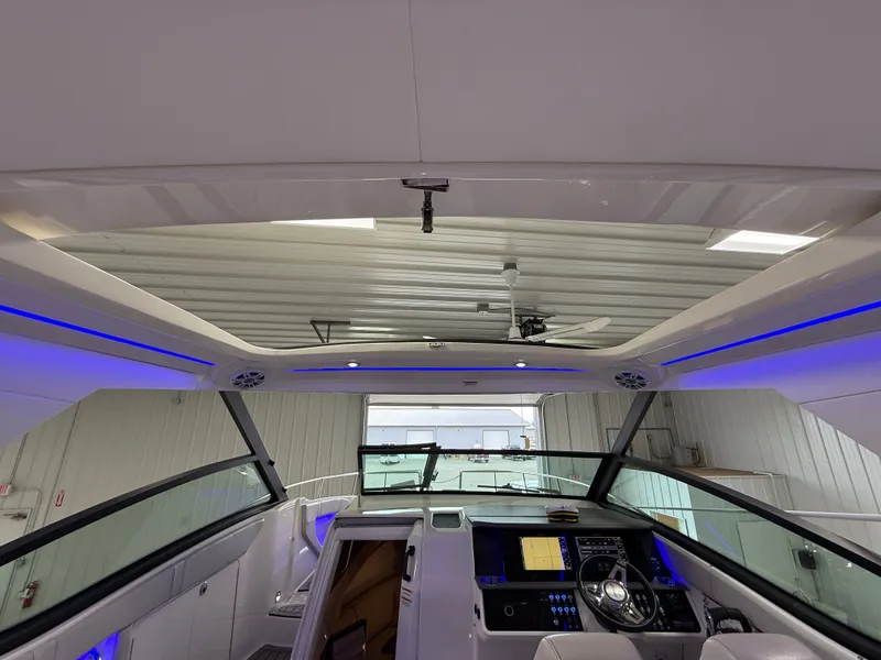 Slide: The Image of Sea Ray Sundancer 320 2021 - 23