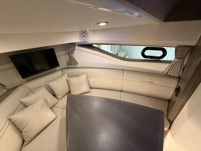 Slide: The Image of Sea Ray Sundancer 320 2021 - 29