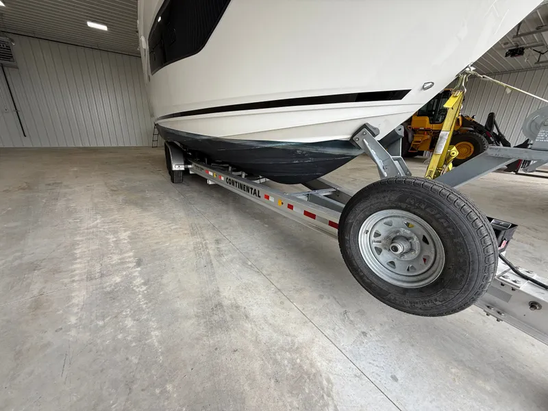 Slide: The Image of Sea Ray Sundancer 320 2021 - 3