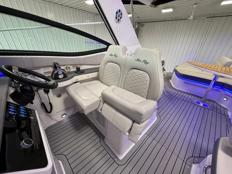 Slide: The Image of Sea Ray Sundancer 320 2021 - 33