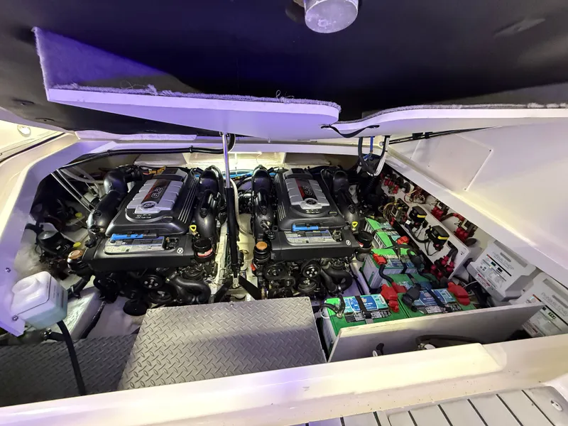 Slide: The Image of Sea Ray Sundancer 320 2021 - 34