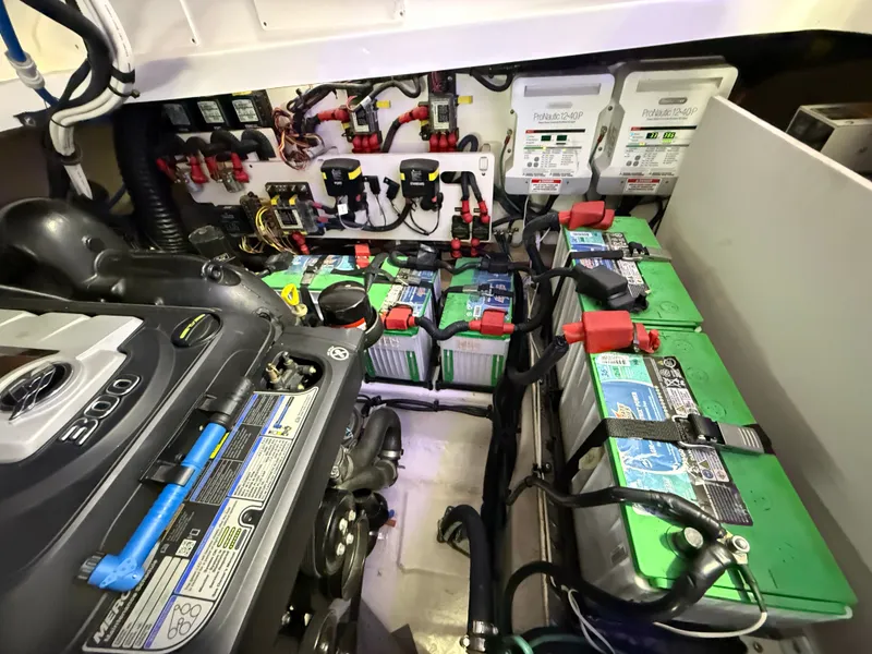 Slide: The Image of Sea Ray Sundancer 320 2021 - 35