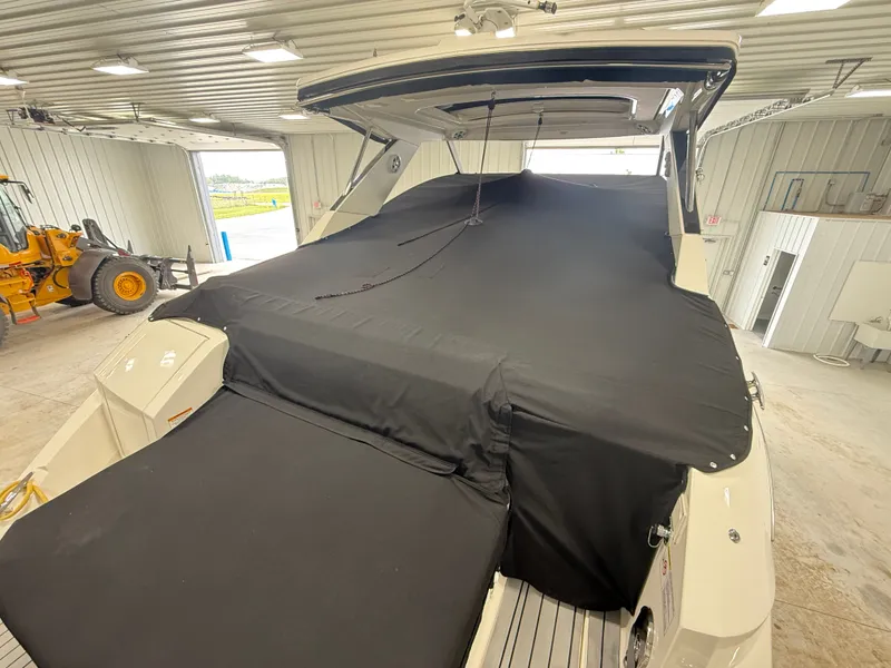 Slide: The Image of Sea Ray Sundancer 320 2021 - 36