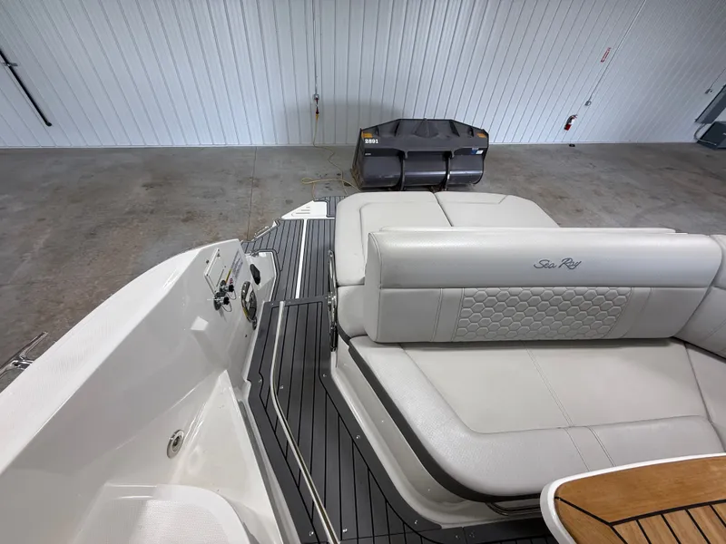 Slide: The Image of Sea Ray Sundancer 320 2021 - 8