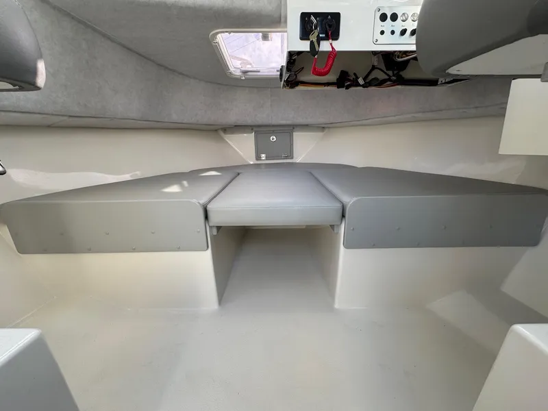 Slide: The Image of Defiance Admiral 220 EX 2026 - 55