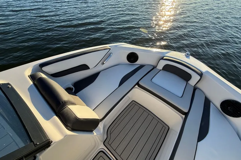 Slide: The Image of Yamaha 195S 2026 - 25
