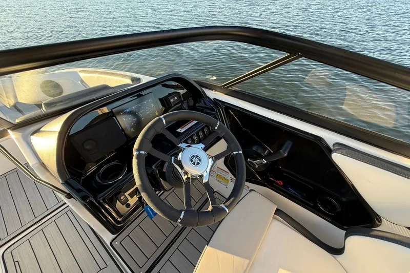 Slide: The Image of Yamaha 195S 2026 - 14