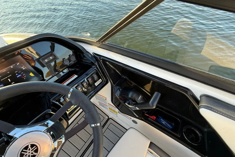 Slide: The Image of Yamaha 195S 2026 - 17