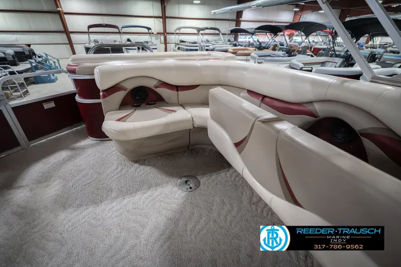 Slide: The Image of Luxurious seating on a 2010 Sylvan 8522 Mirage Cruise pontoon boat in showroom. - 30