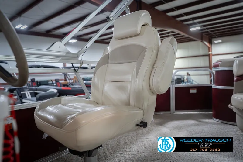 Slide: The Image of Luxurious captain's chair on 2010 Sylvan 8522 Mirage Cruise pontoon boat. - 39