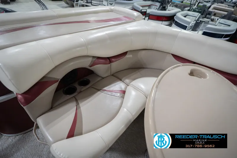 Slide: The Image of Luxurious seating on 2010 Sylvan 8522 Mirage Cruise pontoon boat. - 41