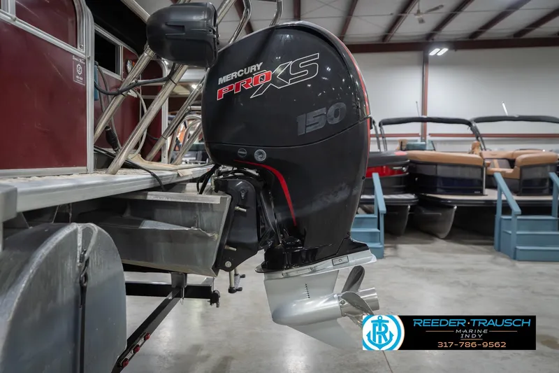 Slide: The Image of 2010 Sylvan 8522 Mirage Cruise with Mercury Pro XS 150 engine in showroom. - 47