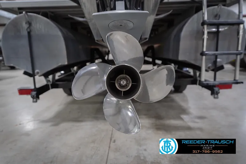 Slide: The Image of 2010 Sylvan 8522 Mirage Cruise pontoon boat propeller in a showroom. - 51