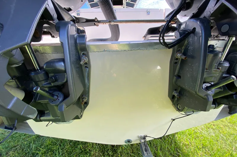 Slide: The Image of 2005 Grady-White Advance 257 boat transom with dual outboard motor mounts. - 23