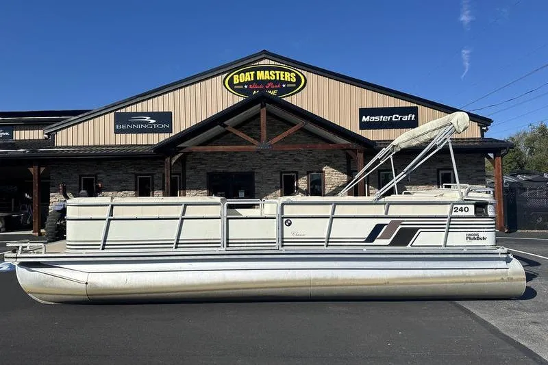The Image of 1997 Harris 240 pontoon boat outside Boat Masters dealership. - 1