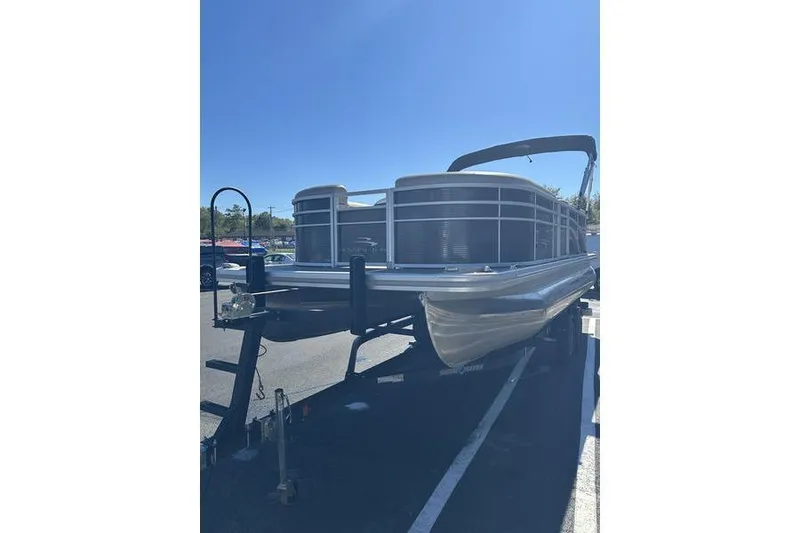 Slide: The Image of 2019 Bennington 22 SSRCX pontoon boat on trailer under clear blue sky. - 4