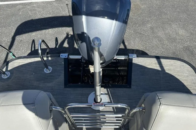 Slide: The Image of 2021 Bennington 24 RTFB boat stern with motor and seating area. - 25