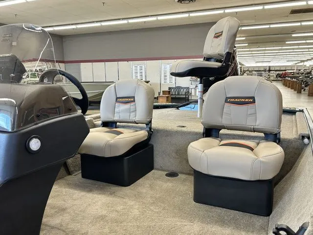 Slide: The Image of Tracker Bass Tracker Classic Limited 2026 - 5