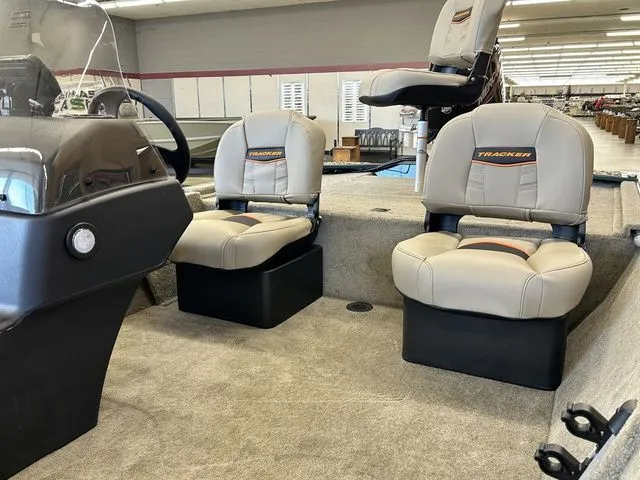 Slide: The Image of Tracker Bass Tracker Classic Limited 2026 - 6