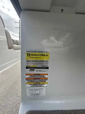 Slide: The Image of Crownline Boats Eclipse E2 2017 - 9