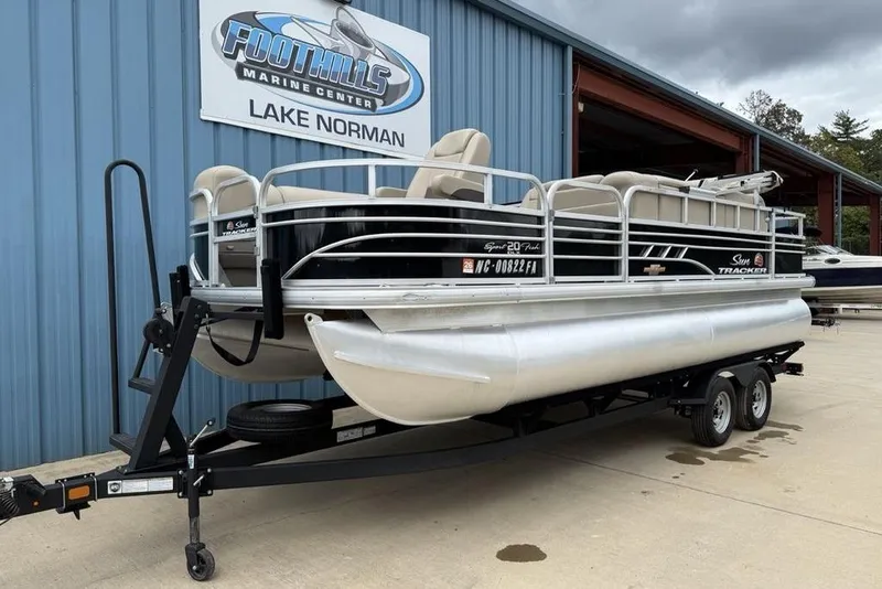 Slide: The Image of 2023 Sun Tracker SportFish 20 DLX pontoon boat on trailer at Foothills Marine Center. - 4