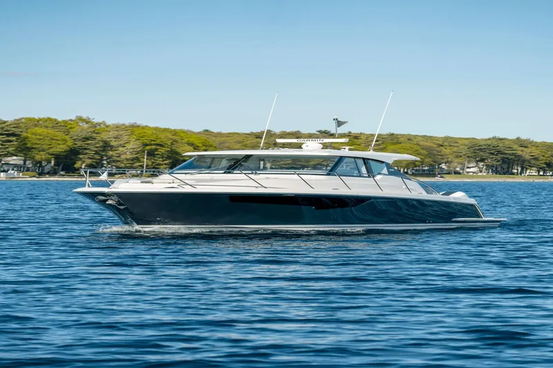 Slide: The Image of Tiara 43 LE 2026 - 25