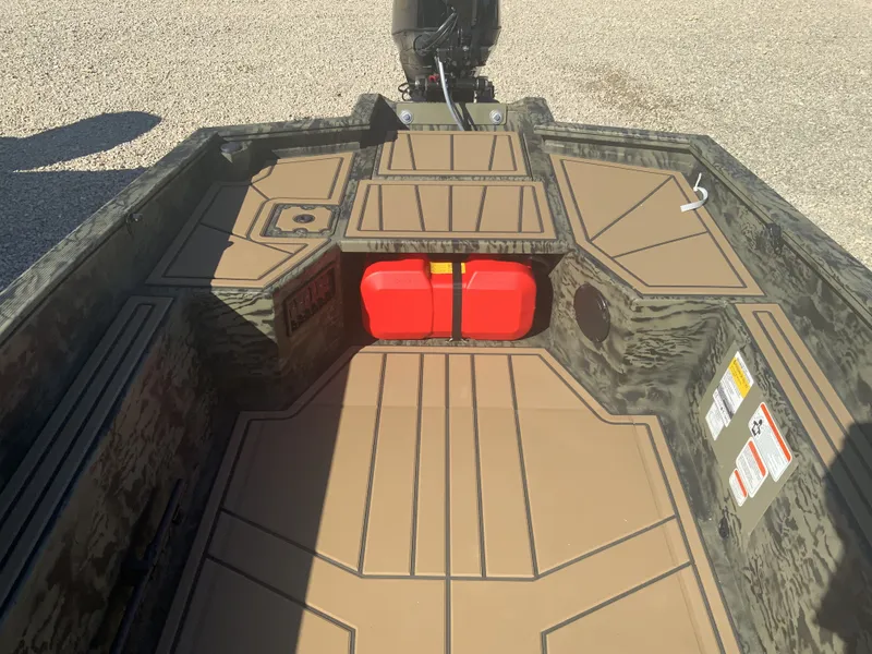 Slide: The Image of Tracker 1650 T 2026 - 10