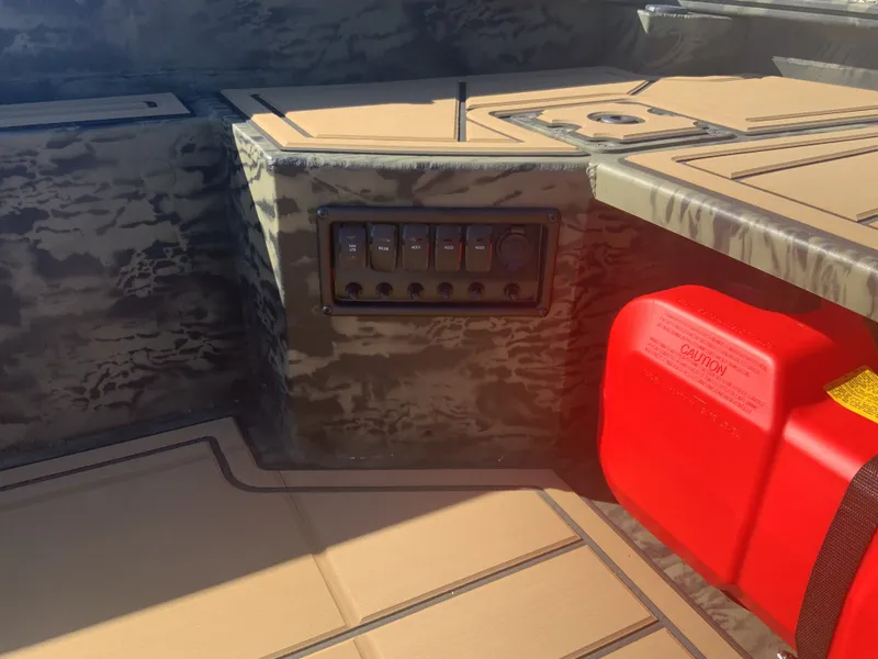 Slide: The Image of Tracker 1650 T 2026 - 5