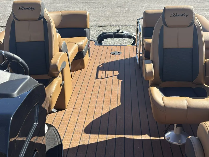 Slide: The Image of Bentley Pontoons Elite 253 Admiral 2026 - 19
