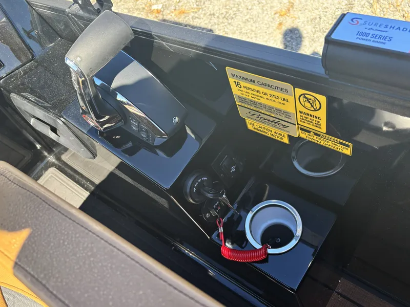 Slide: The Image of Bentley Pontoons Elite 253 Admiral 2026 - 21