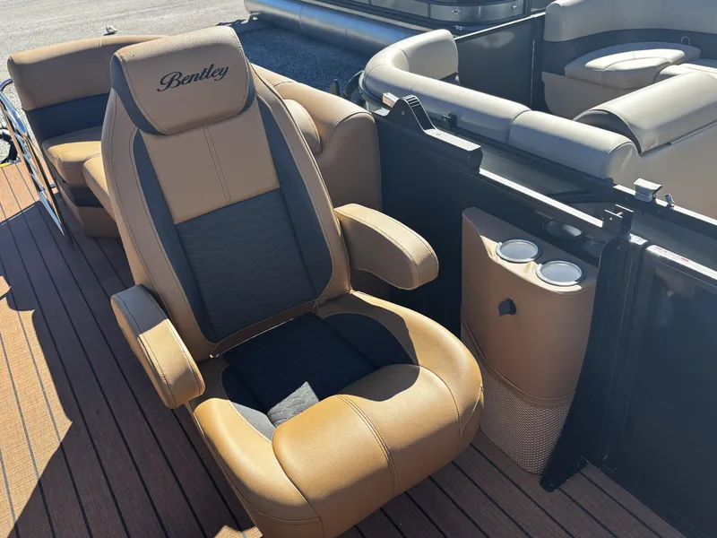 Slide: The Image of Bentley Pontoons Elite 253 Admiral 2026 - 22
