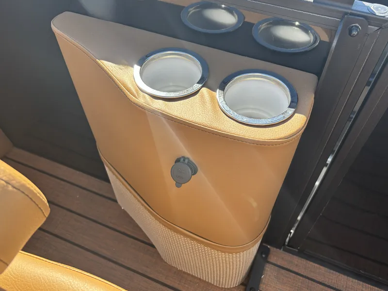 Slide: The Image of Bentley Pontoons Elite 253 Admiral 2026 - 23