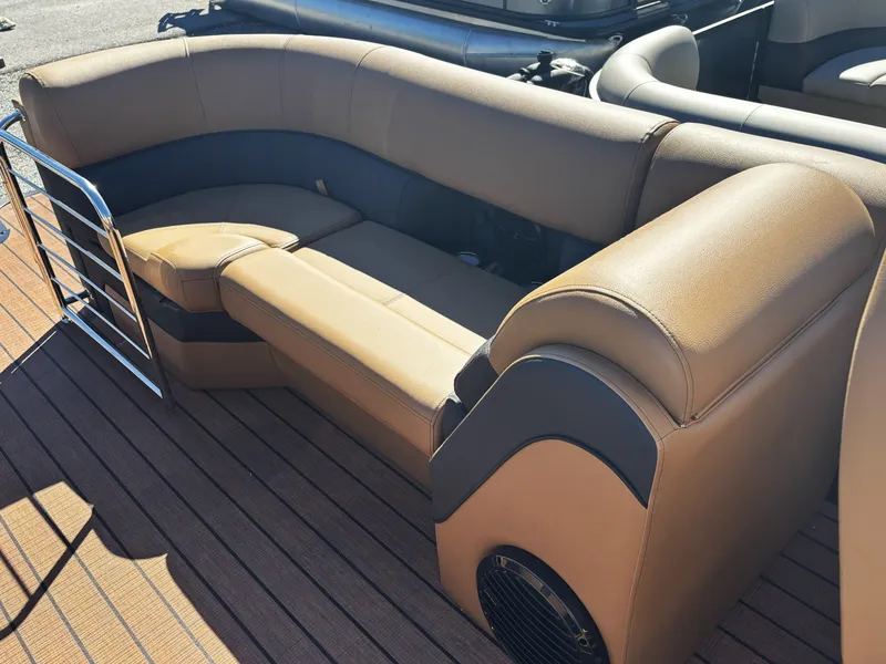Slide: The Image of Bentley Pontoons Elite 253 Admiral 2026 - 27