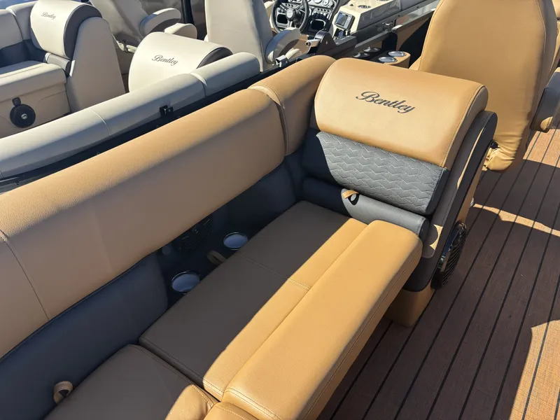 Slide: The Image of Bentley Pontoons Elite 253 Admiral 2026 - 29