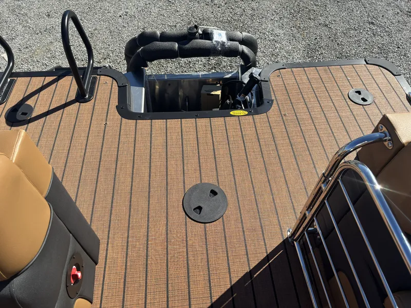 Slide: The Image of Bentley Pontoons Elite 253 Admiral 2026 - 32