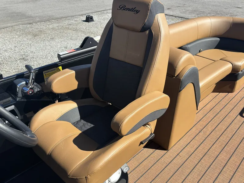 Slide: The Image of Bentley Pontoons Elite 253 Admiral 2026 - 4