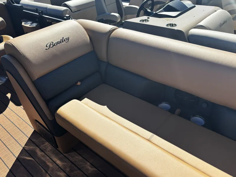 Slide: The Image of Bentley Pontoons Elite 253 Admiral 2026 - 7