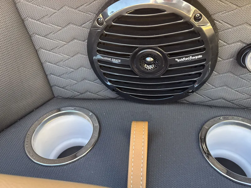 Slide: The Image of Bentley Pontoons Elite 253 Admiral 2026 - 8