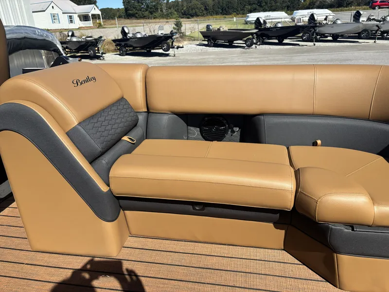 Slide: The Image of Bentley Pontoons Elite 253 Admiral 2026 - 9