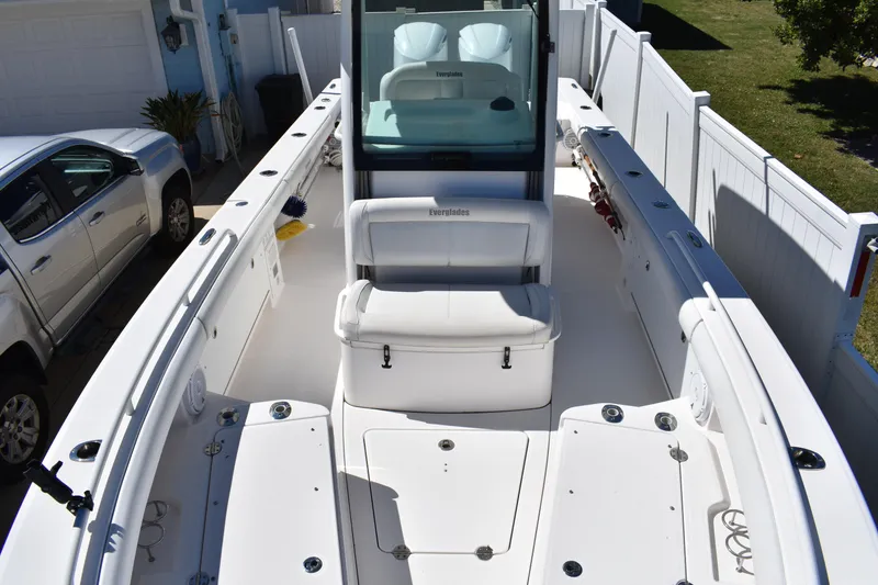 Slide: The Image of 2018 Everglades 273 Center Console boat with spacious deck and seating. - 16