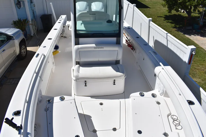 Slide: The Image of 2018 Everglades 273 Center Console boat with spacious deck and seating. - 17