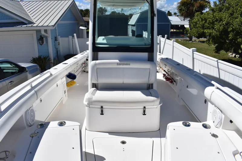 Slide: The Image of 2018 Everglades 273 Center Console boat with spacious seating and storage. - 20