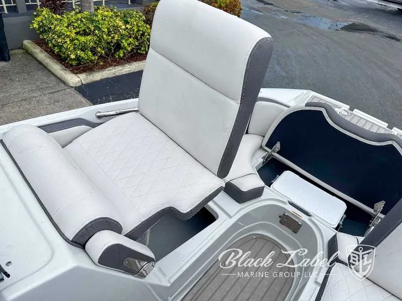 Slide: The Image of Crownline Boats Eclipse E280 XS 2024 - 3