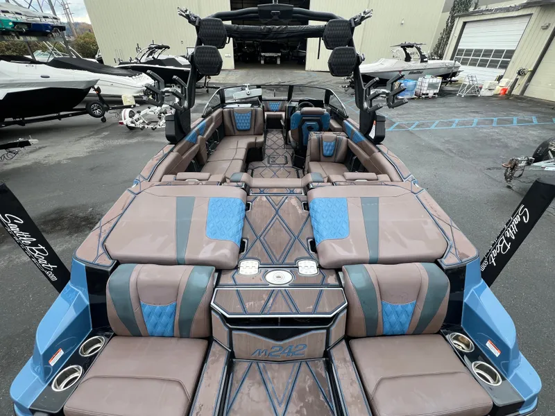 Slide: The Image of Malibu M242 2026 - 9